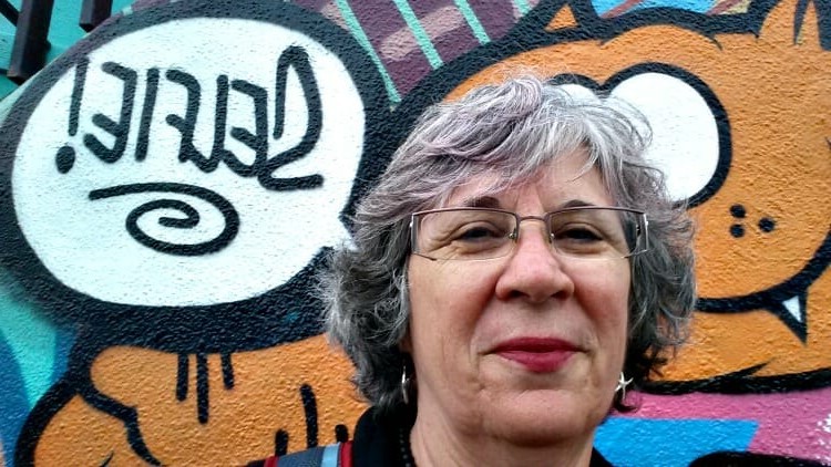 Venice Beach selfie in front of colorful street art